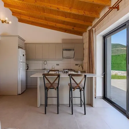 Bayindirda Korunakli 4 Kisilik Villa Kaş