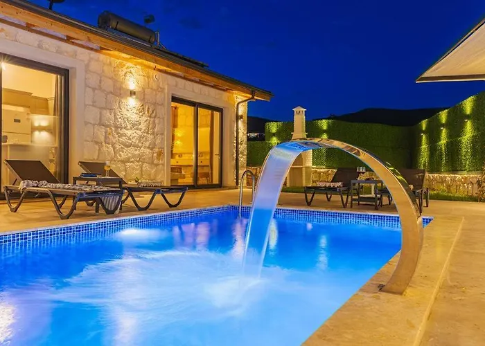 Bayindirda Korunakli 4 Kisilik Villa