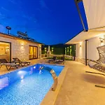 Bayindirda Korunakli 4 Kisilik Villa *