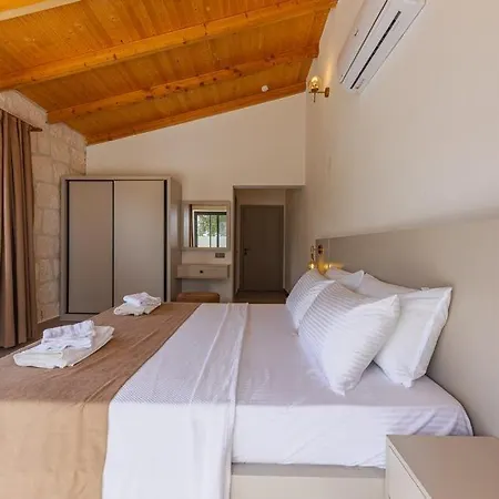 Bayindirda Korunakli 4 Kisilik Villa