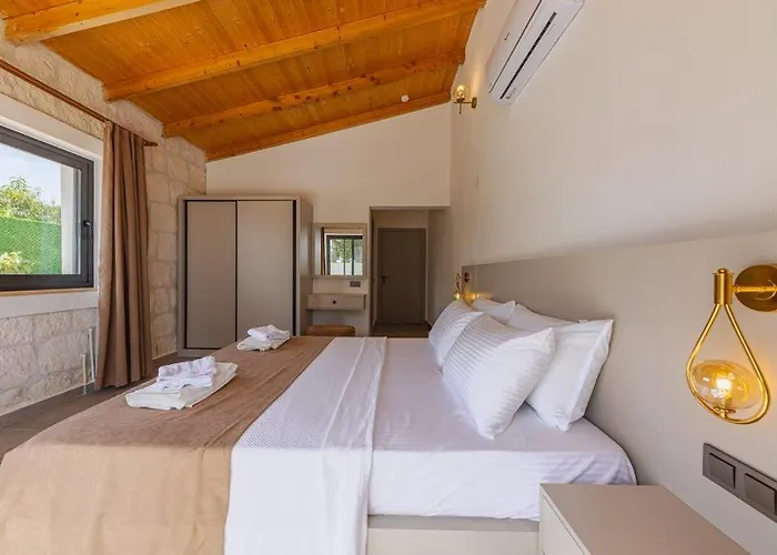 Bayindirda Korunakli 4 Kisilik Villa